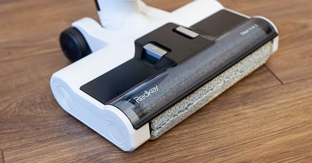 Lekki, bezprzewodowy odkurzacz pionowy sprzątający na sucho i mokro. Dobry jest! Recenzja Redkey W12