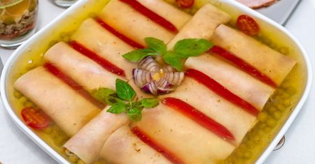 Pyszną pastę zawijam w szynkę. Po zalaniu galaretą mam smakowitą przekąskę na Wielkanoc