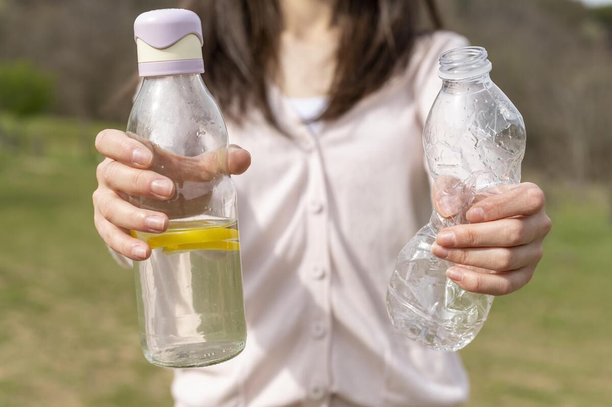 W plastikowej butelce znajduje się wiele szkodliwych substancji chemicznych.