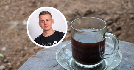 Czarna kawa lepsza niż z mleczkiem? Dietetyk wyjaśnia, kto powinien ją wybrać