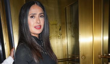Zmysłowo! 58-letnia ikona czaruje w mini. Salma Hayek wciąż "to" ma