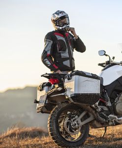 Ducati Multistrada V4 S z systemem ułatwiającym podnoszenie motocykla
