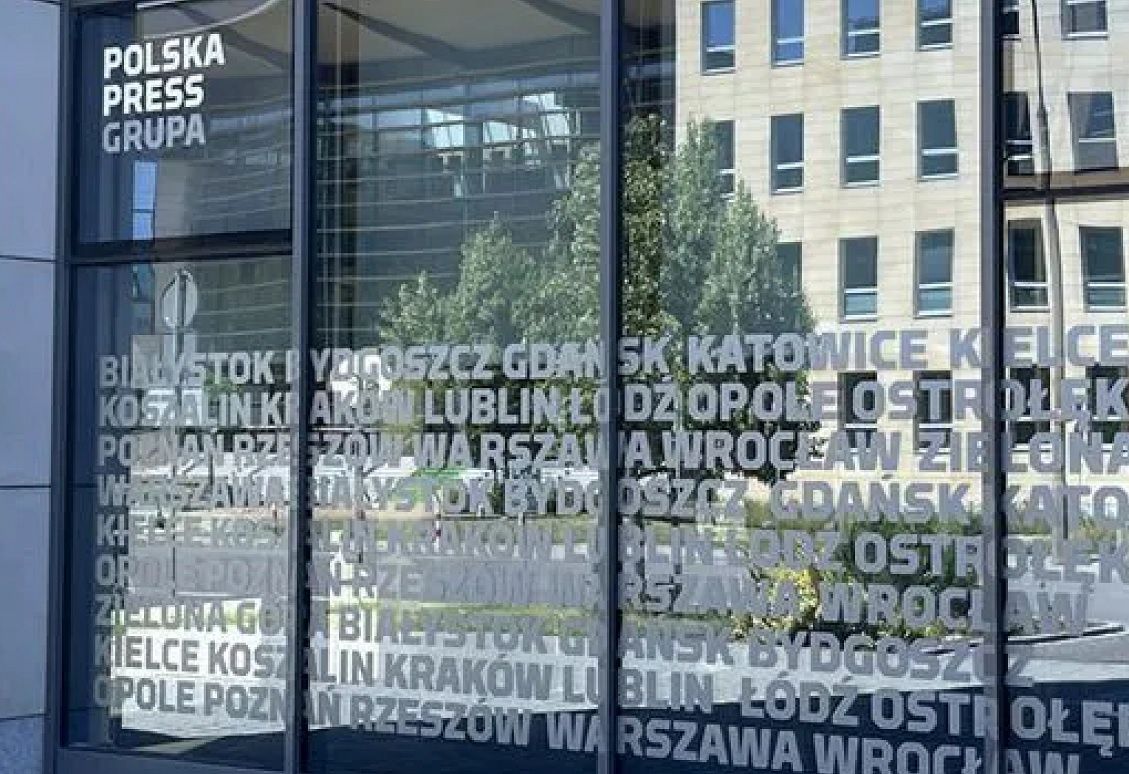 Polska Press w trybie cięć i spadków. Strata przepołowiona