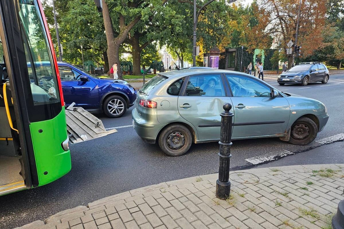 Zderzenie autobusu miejskiego z seatem przy Placu Litewskim