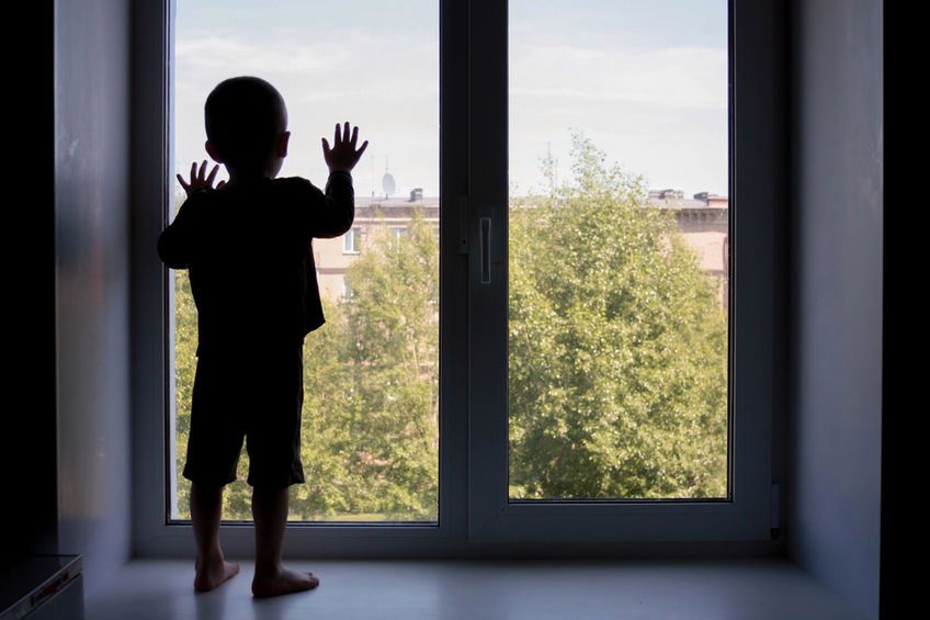 Ignorowanie dziecka i zaniedbywanie jego potrzeb emocjonalnych również jest formą przemocy