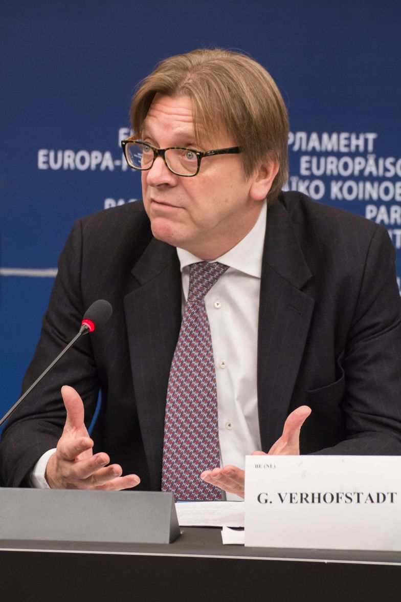 Guy Verhofstadt przekonuje, że to politycy powinni odczuć sankcje, a nie zwykli obywatele.