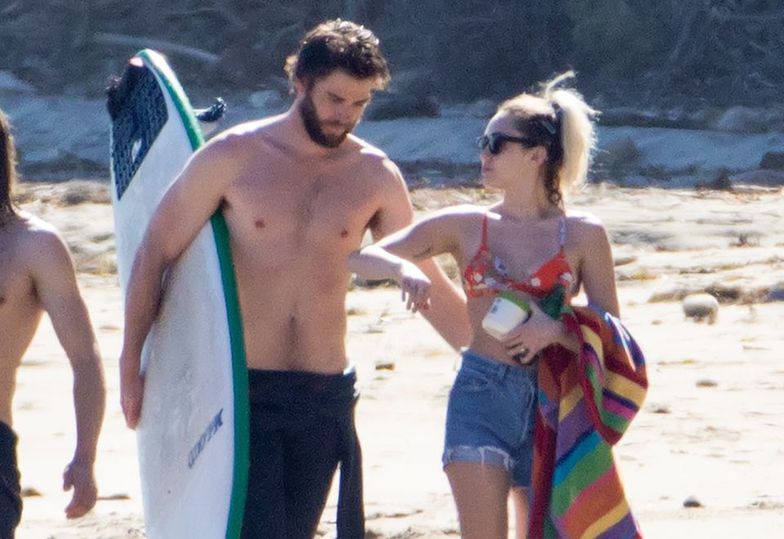 Miley Cyrus i Liam Hemsworth na plaży w Malibu