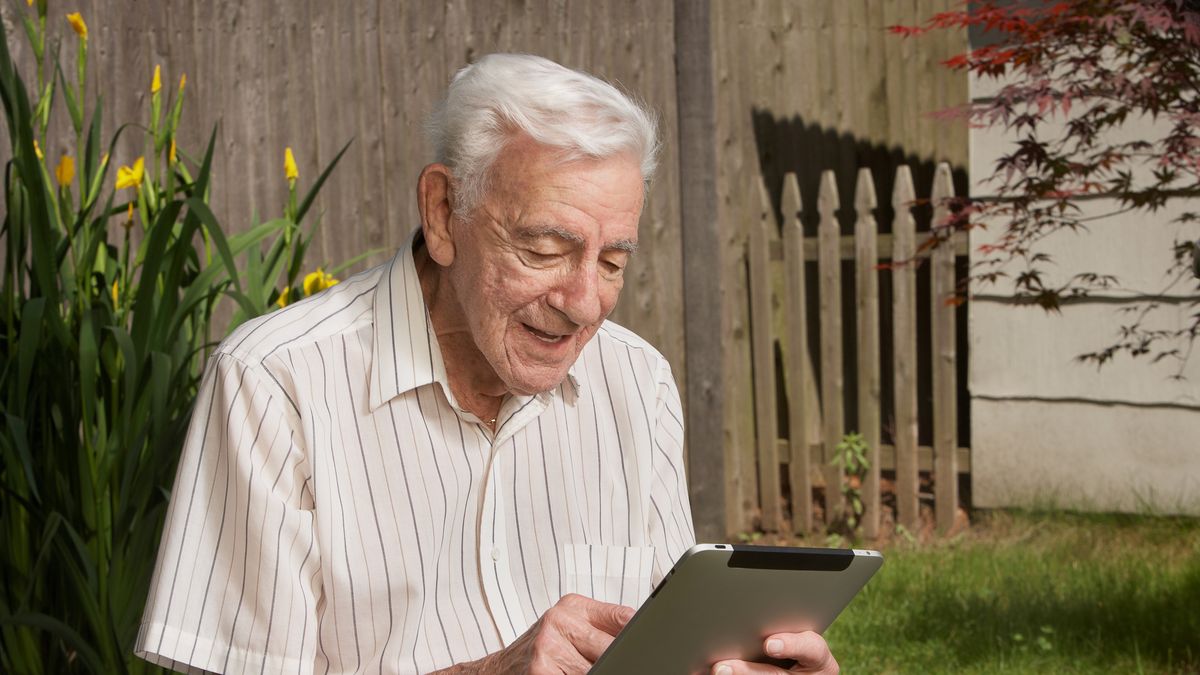 Seniorzy są na czasie. Elektronika na prezent dla osoby starszej za mniej niż 200 zł 1