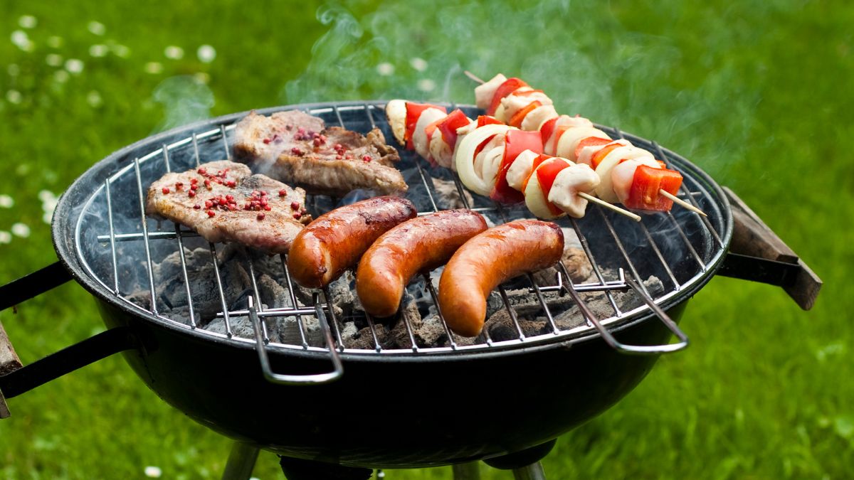 Czyszczenie grilla może być proste i przyjemne. Wystarczy znać sposób