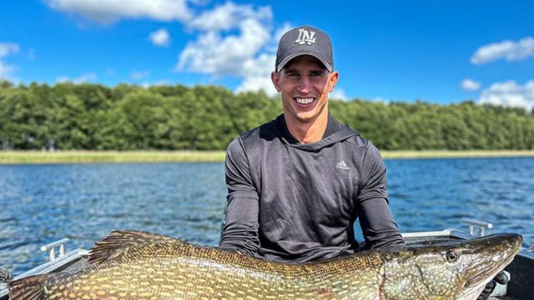 Wojciech Sobierajski z gigantycznym szczupakiem
