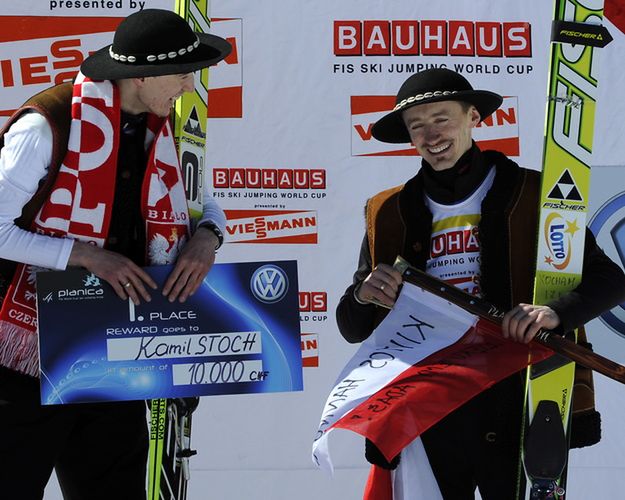 Adam Małysz w Planicy pożegnał się w wielkim z Pucharem Świata, zajmując 3. miejsce. Triumfował wówczas Kamil Stoch. (Fot. PAP/Grzegorz Momot)