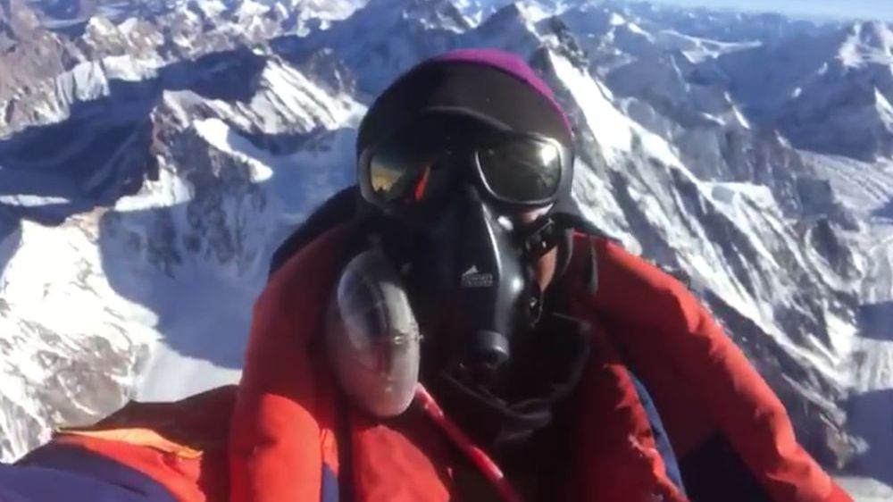 Sona Sherpa, jeden z zimowych zdobywców K2, kilka metrów pod szczytem
