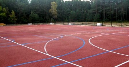 Budowa boisk sportowych i placów zabaw, poznaj ofertę Alpinka!