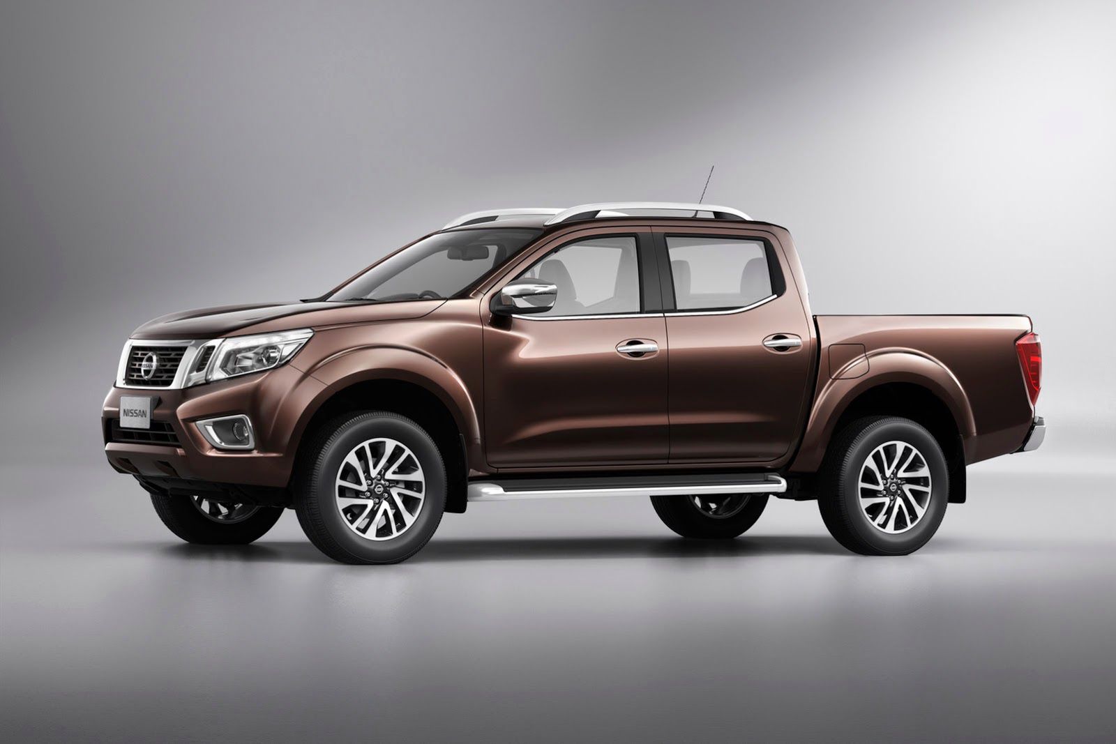 Nowy Nissan Navara - obszerna galeria producenta 10