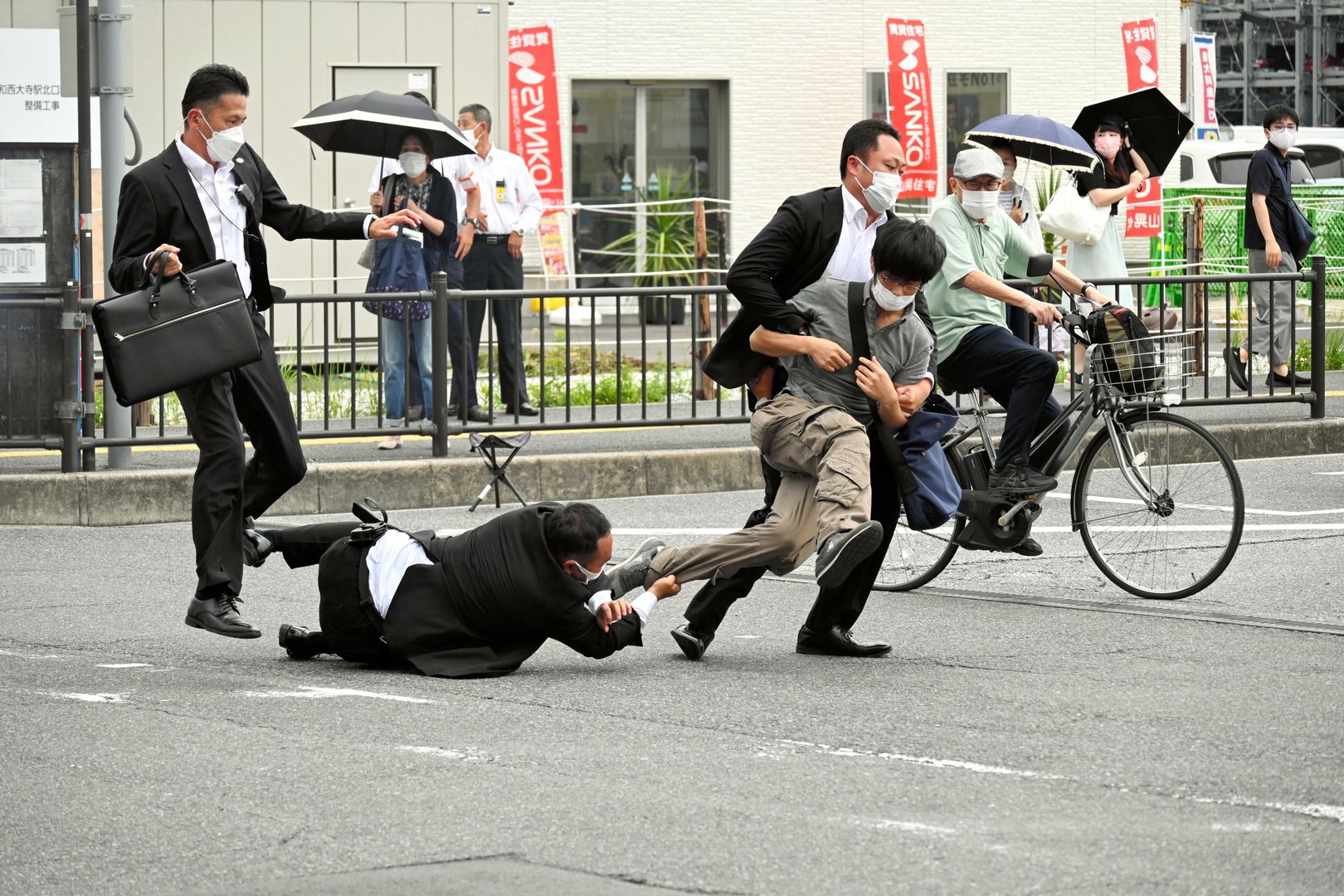Security police tackle a suspect who is believed to have shot former Prime Minister Shinzo Abe outside Yamato-Saidaiji Station in Nara, Japan, 08 July 2022. The suspect identified as Tetsuya Yamagami was arrested and taken into custody. According to Japan's national broadcaster, former Prime Minister Shinzo Abe died of his injuries on 08 July 2022, hours after being shot during an Upper House election campaign act to support a party candidate, outside Yamato-Saidaiji railway station in Nara, western Japan. EPA/The Asahi Shimbun - JAPAN OUT - EDITORIAL USE ONLY FOR ONE MONTH until 08 August 2022 - EDITORIAL USE ONLY Dostawca: PAP/EPA.