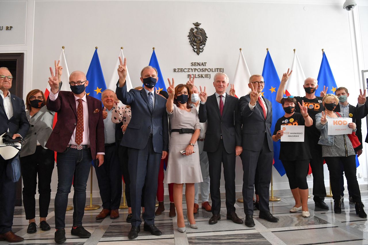 "Lex TVN". Specjalna konferencja senatorów opozycji. "Na to nie ma naszej zgody"