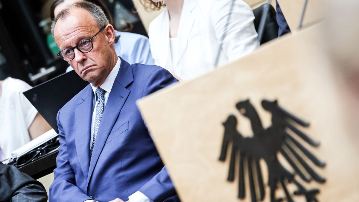 German Chancellor Merz delivers inaugural speech in the Federal Council
epa12231098 German Chancellor Friedrich Merz attends a session of the German Federal Council 'Bundesrat' in Berlin, Germany, 11 July 2025.  EPA/FILIP SINGER 
Dostawca: PAP/EPA.
FILIP SINGER
politicians