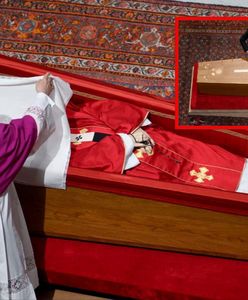 Ceremonia zamknięcia trumny papieża Franciszka. Pokazano zdjęcia