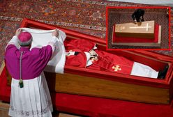 Ceremonia zamknięcia trumny papieża Franciszka. Pokazano zdjęcia