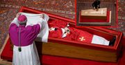 Ceremonia zamknięcia trumny papieża Franciszka. Pokazano zdjęcia