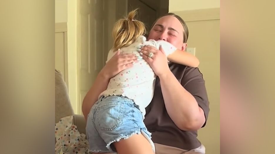 Kamera uchwyciła wzruszający moment, gdy 8-latka dowiaduje się, że zostanie starszą siostrą
