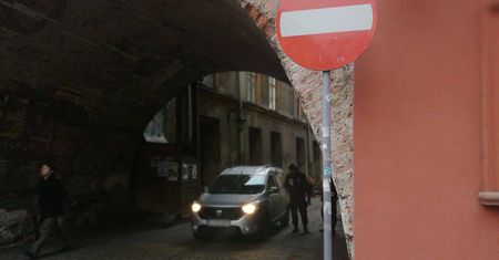 Nie masz pozwolenia – nie jedź. Straż Miejska bacznie pilnuje Starego Miasta