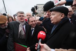 Zamieszanie pod Sejmem. Kaczyński odchodzi z Kamińskim