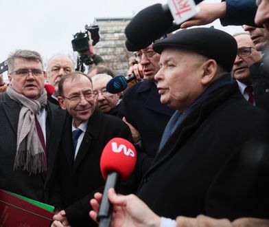 Zamieszanie pod Sejmem. Kaczyński odchodzi z Kamińskim