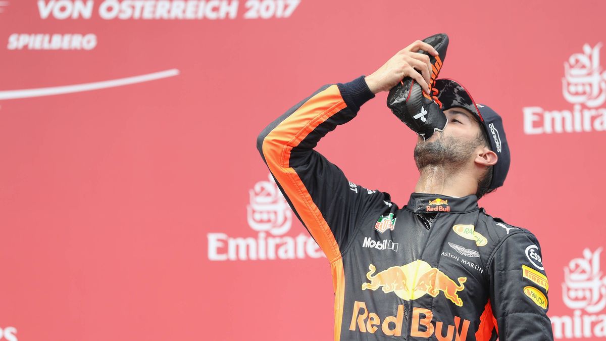 Zdjęcie okładkowe artykułu: Materiały prasowe / Red Bull / Na zdjęciu: Daniel Ricciardo i shoey w jego wykonaniu
