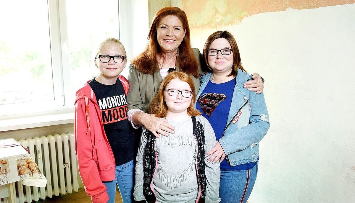 Katarzyna Dowbor z bohaterkami 148. odcinka programu "Nasz nowy dom"