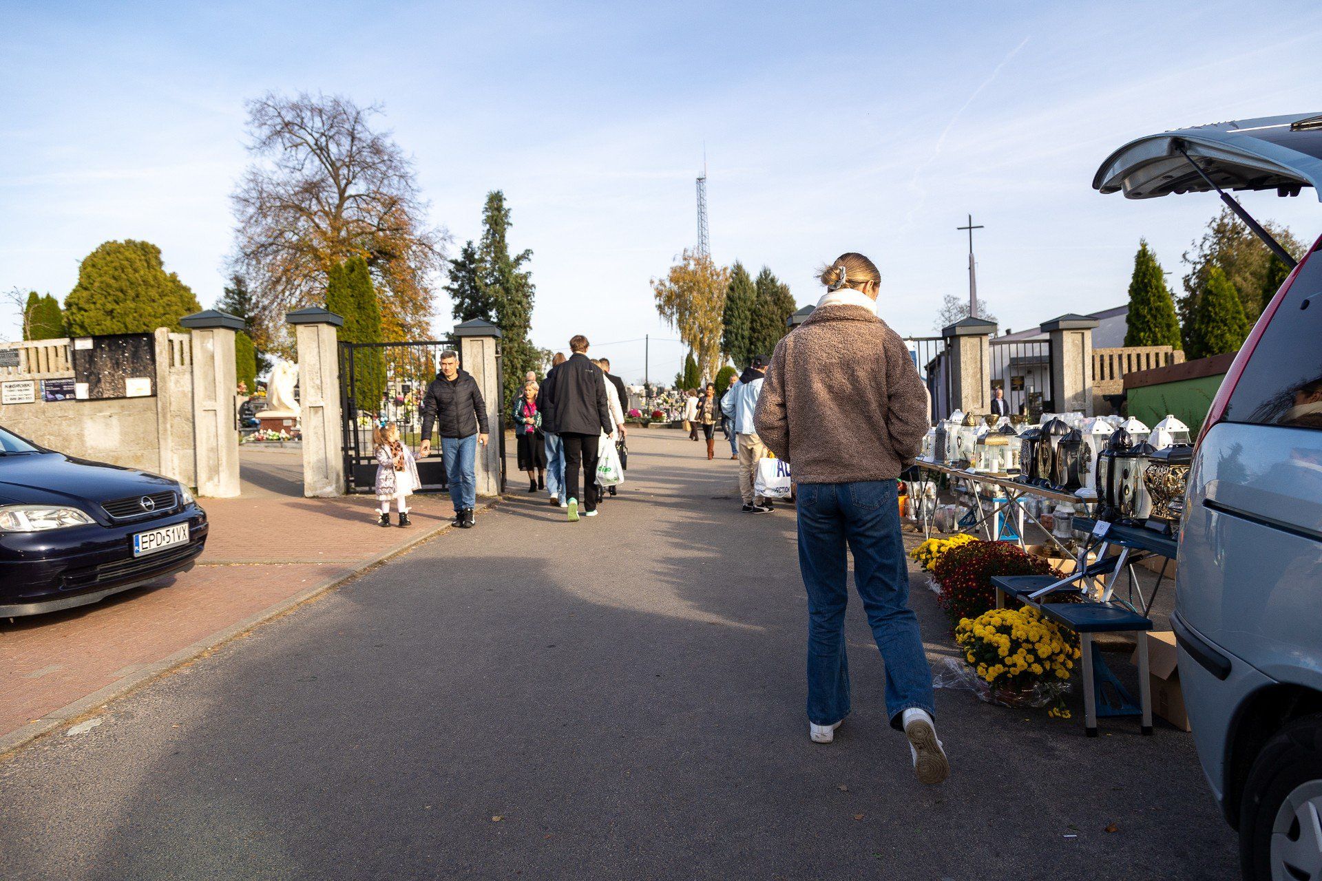 Była możliwość zakupu zniczy i kwiatów przed wejściem.