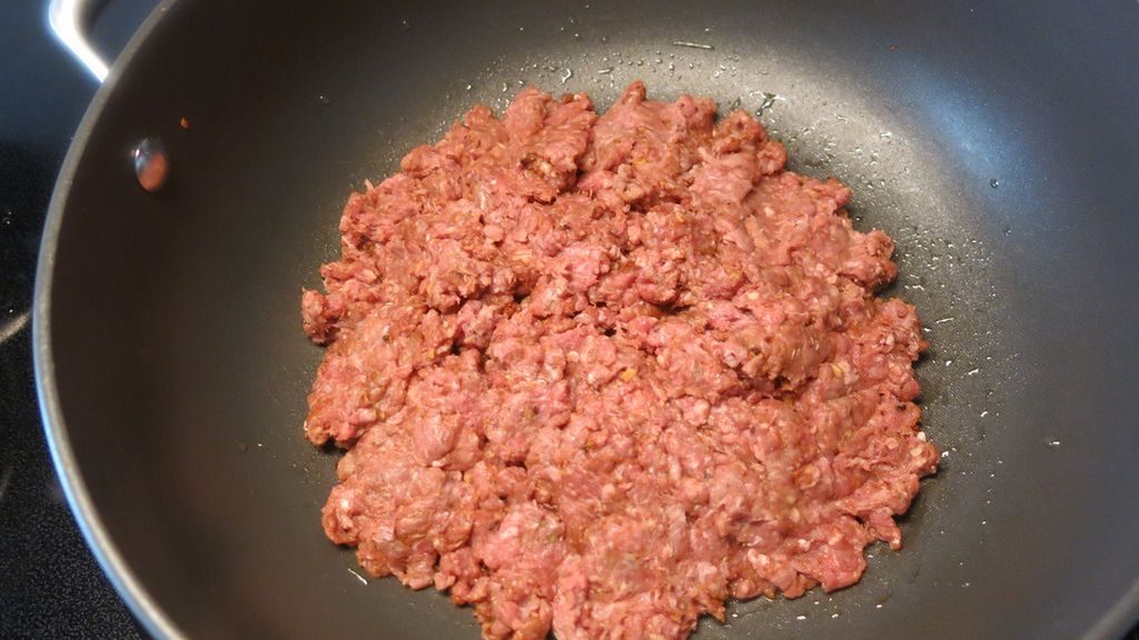 Mięso mielone z jelenia wapiti opiekane na patelni