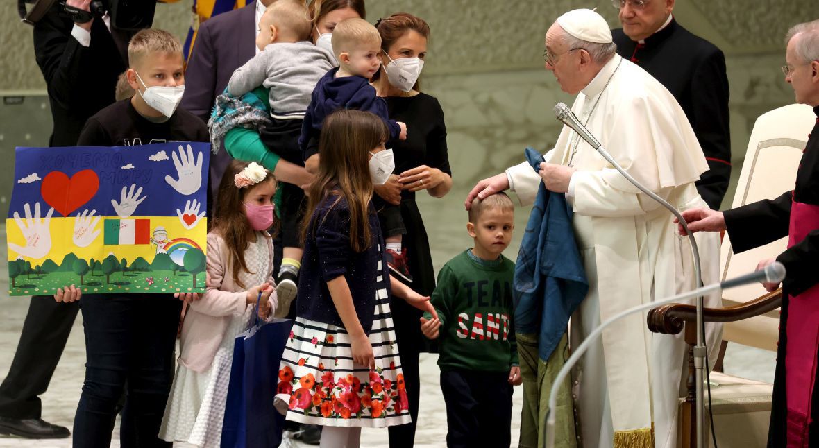 Spotkanie papieża Franciszka z ukraińskimi uchodźcami, 6 kwietnia 2022 roku. Dzień wcześniej papież pisał, że "wszyscy jesteśmy winni" wojnie w Ukrainie. Nie po raz pierwszy papież nie wymienił Rosji jako agresora