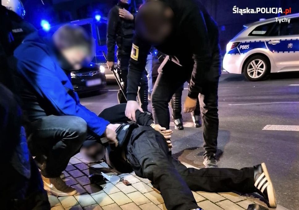 Czterej sprawcy napaści na 17-latka idącego na mecz odpowiedzą 