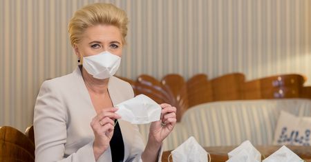 Maseczki ochronne można zrobić w domu. Agata Kornhauser-Duda poleca metodę bez szycia