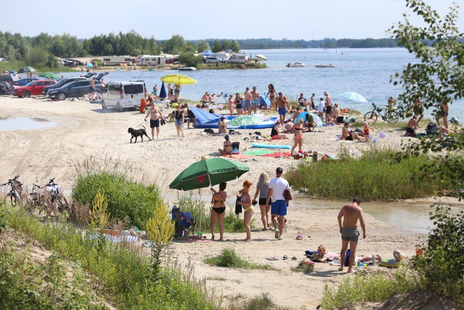 DĄBROWA GÓRNICZA. Pojezierze Dąbrowskie, na północ od centrum miasta, utworzone przez zbiorniki Pogoria, zwane Małymi Mazurami. Przyciągają plażami, kąpieliskami, pensjonatami czy klubami jachtowymi.