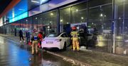 Auta wjechały w witryny sklepowe. Wszystko przez lód na parkingu