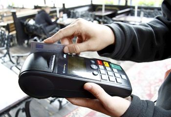 Trzcianka: 18-latek płacił za zakupy znalezioną kartą. Odpowie przed sądem