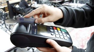 Trzcianka: 18-latek płacił za zakupy znalezioną kartą. Odpowie przed sądem