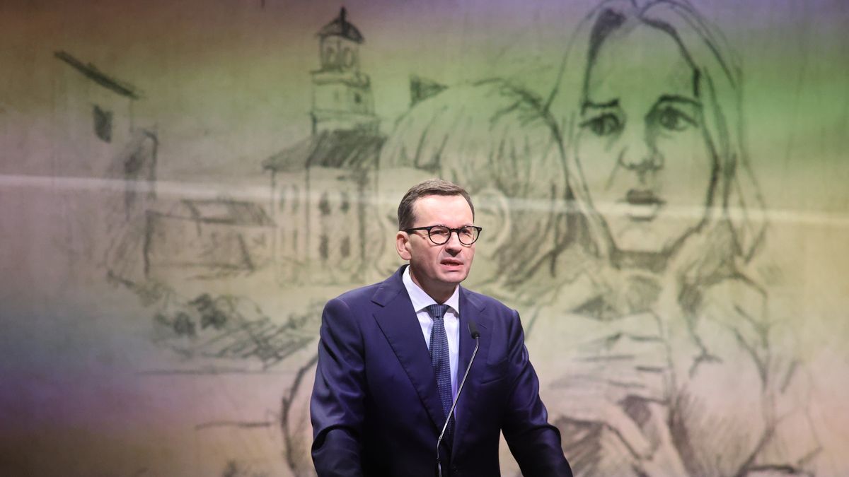 Wieluń, 01.09.2023. Premier Mateusz Morawiecki podczas uroczystych obchodów 84. rocznicy wybuchu II wojny światowej, 1 bm. na placu Legionów w Wieluniu. (miwi) PAP/Marian Zubrzycki