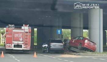 Wypadek dwóch ukraińskich kierowców. Jedno auto zawisło na barierkach