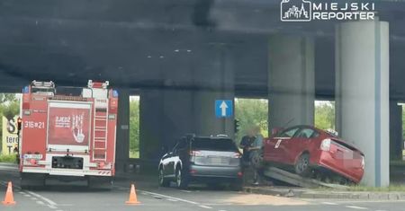 Wypadek dwóch ukraińskich kierowców. Jedno auto zawisło na barierkach