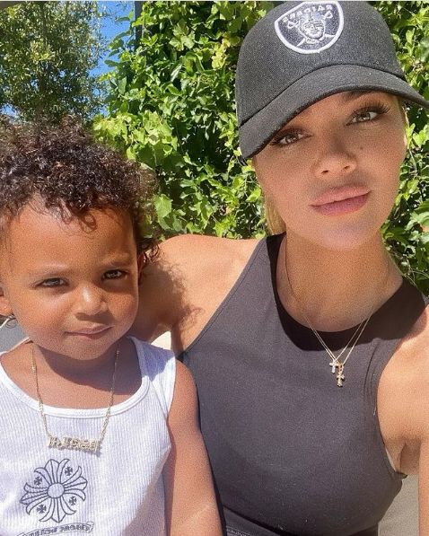Khloe Kardashian chwali się kolejną sesją w bikini