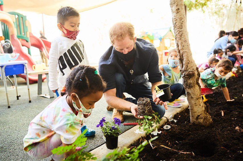 Harry i Meghan pomagają dzieciom w ogrodzie