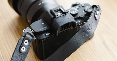 Skórzane paski fotograficzne Eupidere – elegancki i praktyczny dodatek do bezlusterkowców [recenzja]