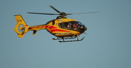 Koszmarny wypadek w Wołominie. 14-latek wjechał w przydrożną kapliczkę