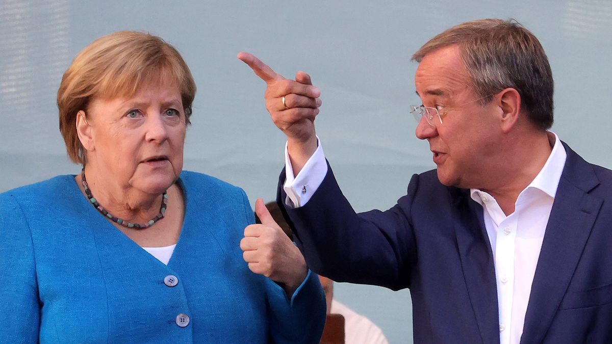 epa09486996 Christian Democratic Union (CDU) party chairman and top candidate for the upcoming federal elections Armin Laschet (R) and German Chancellor Angela Merkel (L) during the election campaign closing of the CDU in Aachen, Germany, 25 September 2021. The election for the 20th German Bundestag will take place on 26 September 2021.  EPA/FRIEDEMANN VOGEL Dostawca: PAP/EPA.