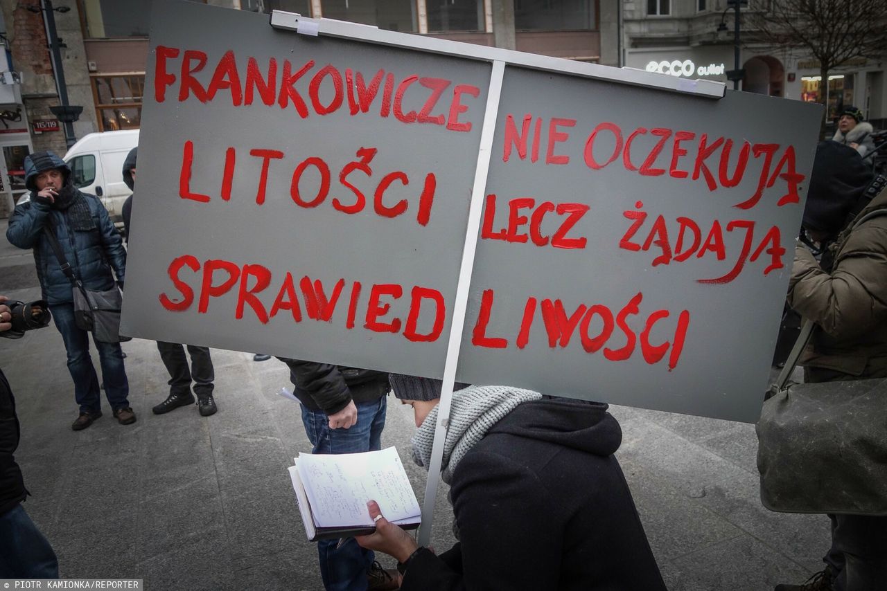 Ustawa frankowa w ogniu krytyki. Banki zyskają, frankowicze stracą? Wyjaśniamy