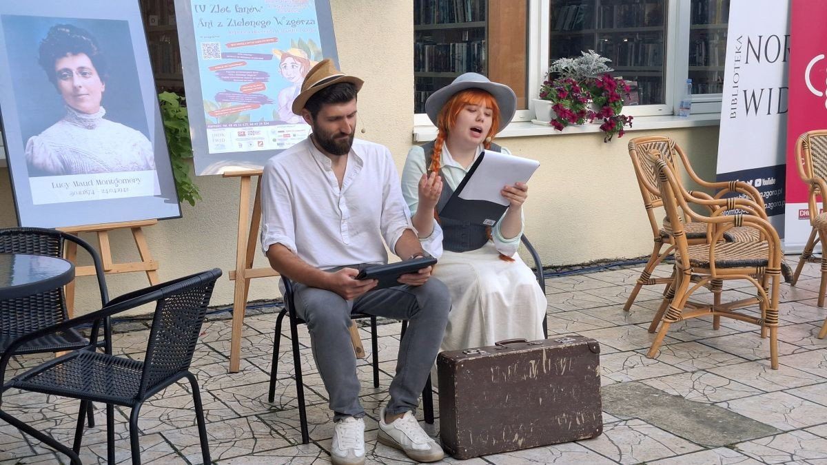 4. zlot fanów Ani z Zielonego Wzgórza - 25.07.2025r. Biblioteka Norwida Zamieniła się w Avonlea. Dziesiątki słomianych kapeluszy, rudych warkoczy i radosnych uśmiechów opanowało Zieloną Górę.