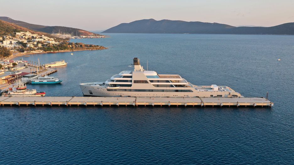 Jacht Abramowicza "Solaris" zacumowany w porcie w Bodrum w Turcji 